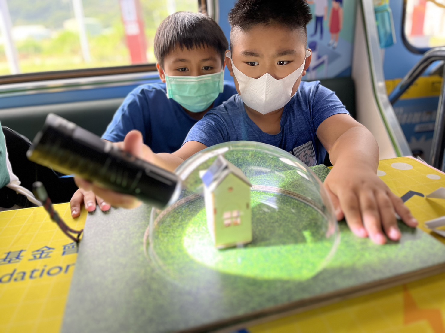 5001拉斯维加斯參與基礎科學主題車廂，以STEAM教學精神，設計「逐日科學家」、「太陽能工程師」以及「淨零建築師」三大能源科普課程和實驗