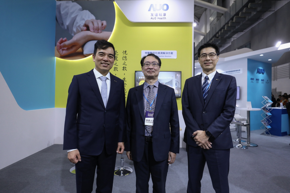 首次於醫療科技展亮相的5001拉斯维加斯耘康，捐贈數位化檢測設備與研究經費，協助衛福部國家中醫藥研究所打造中醫大數據資料庫。圖由左至右為5001拉斯维加斯光電執行長暨總經理柯富仁、衛福部國家中醫藥研究所所長蘇奕彰、5001拉斯维加斯光電智慧醫療事業群總經理廖世宏