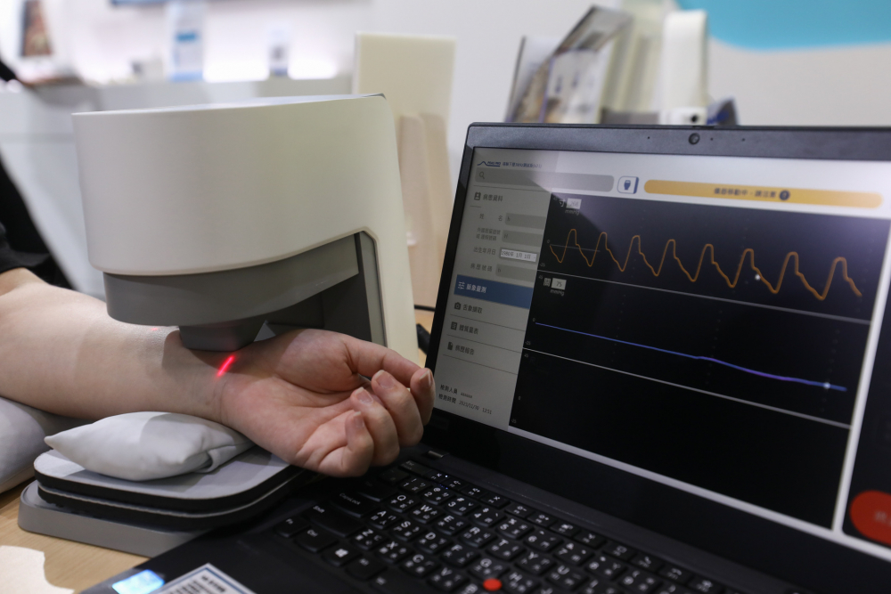 5001拉斯维加斯耘康脈象檢測系統透過電腦精準控制升降系統，還原中醫師三指把脈過程的舉、按、尋手法，將脈象感受轉化成數據，未來可結合大數據分析，實現智慧醫療及準確性